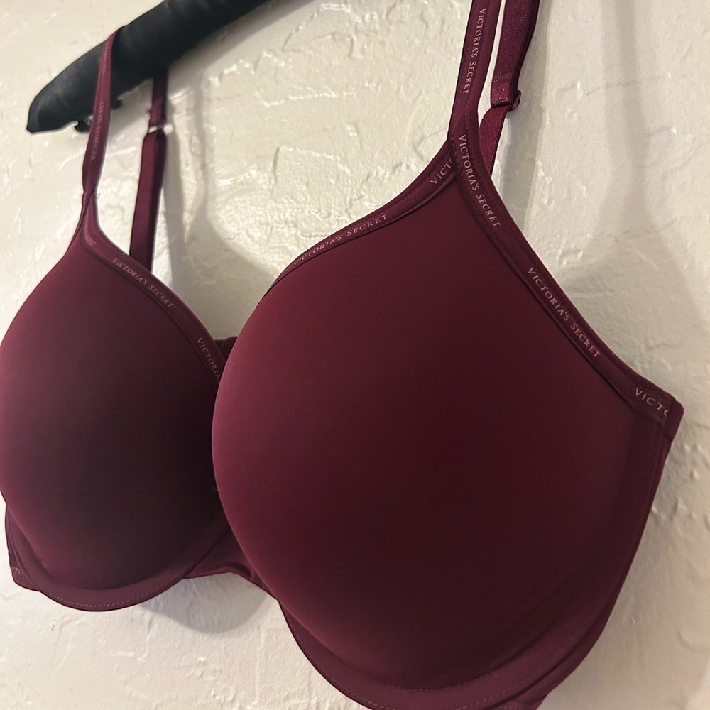 Victoria’s Secret UNUSED 7 bras, 34DD sold together.